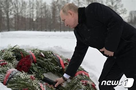 레닌그라드 봉쇄 해제 78주년 헌화하는 푸틴 네이트 뉴스