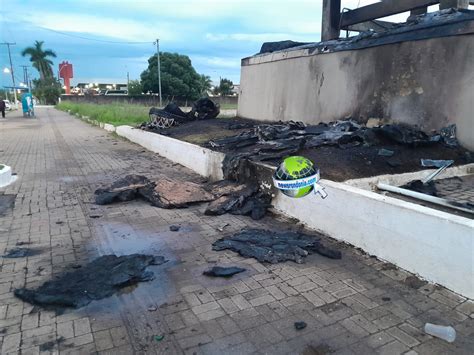 Dupla De Moto Vista Incendiando Est Tua Da Liberdade Da Loja Havan Em