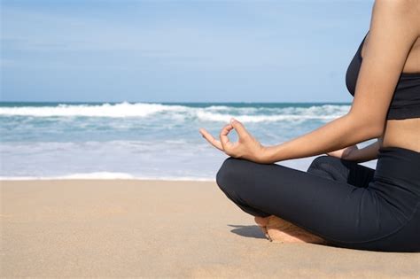 La Mujer Practica Yoga Y Medita En La Posición De Loto En La Playa