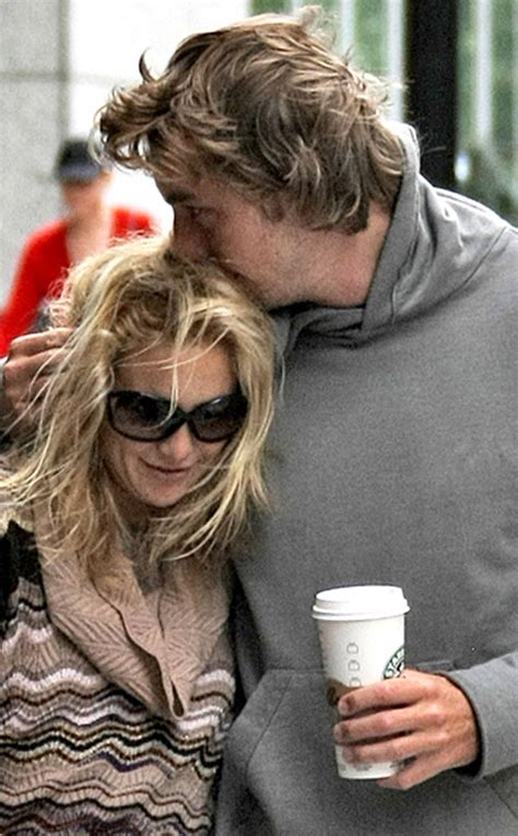 kate hudson and dax shepard from they dated surprising star couples e news