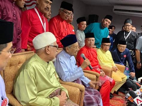 Keputusan dato seri abdullah ahmad badawi untuk tidak pertahankan kerusi presiden parti telah menyemarakkan lagi minat. Tun Mahathir-UMNO…air dicencang tiada putus — Suara Merdeka