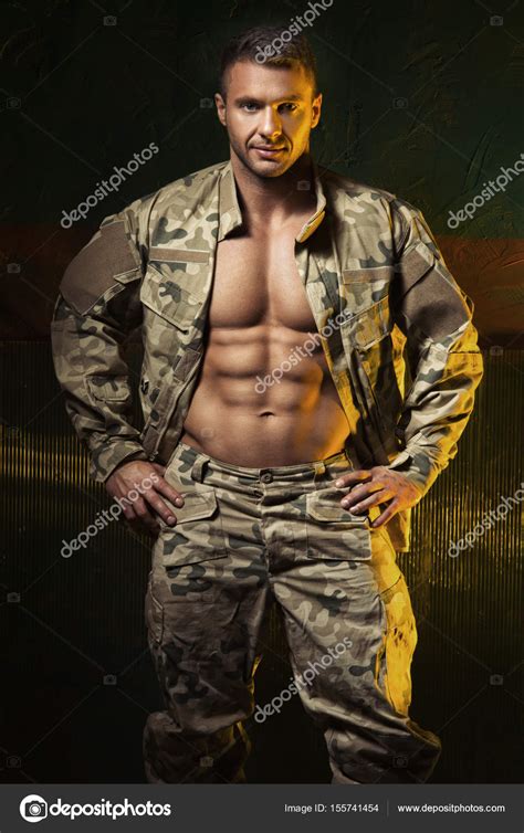 Muskul Ser Mann Kehrt Von Der Armee Zur Ck Stockfotografie