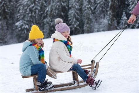 Niños En Trineo Niño Y Niña Juegan Afuera En La Nieve Vacaciones De