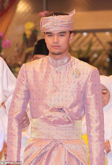 Pangeran abdul mateen saat dampingi sang ayah di pelantikan presiden jokowi (instagram @tmski). Sekitar Perkahwinan Anak Perempuan Sultan Brunei - [ wa23r ...