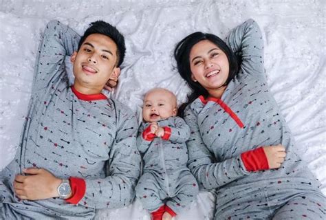 Alwi sendiri merupakan anak kedua dari tiga bersaudara. Konsep Foto Keluarga Kreatif Lucu Dan Harmonis Bahagia ...