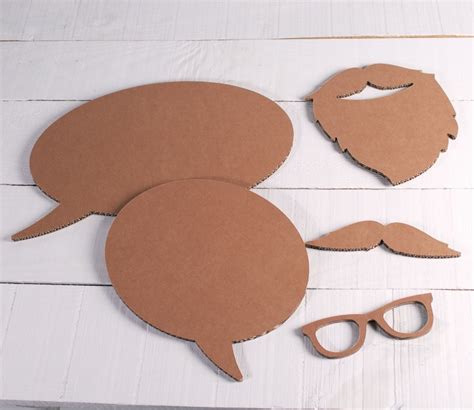 Enfin, nous peignons les accessoires en carton (moustache, barbe, lunettes et bulles). Photocall de cartón con atrezzo - SelfPackaging