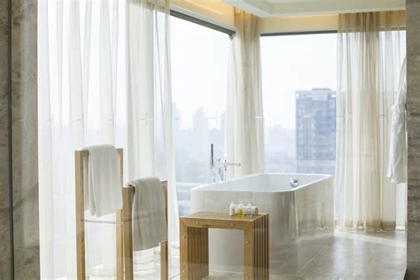 10 Modern Organic Bathroom Designs With Marble Tiles
