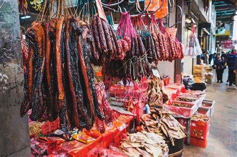 Sosis Dan Daging Tergantung Di Pasar Jalanan Daging Tradisional Di Hong