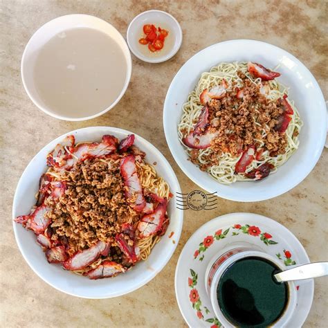 What's not to like about the thin, springy noodles tossed in fragrant lard and garnished with flavorful minced meat? Oriental Park Kolo Mee @ Kuching, Sarawak - Crisp of Life