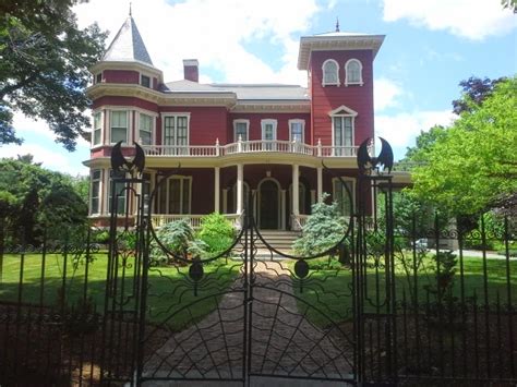 Stephen king has shared more information about the archive and retreat on facebook. "The Charbor Chronicles": Bangor, Maine - Stephen King House