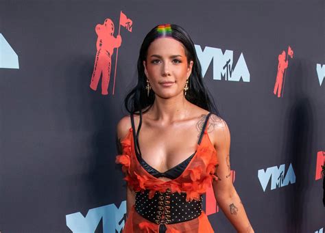 Halsey Shows Off Her Tits Free Nude Camwhores