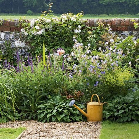 For many, an english style garden is the pinnacle ofâ landscape art. English Country Garden Design Ideas
