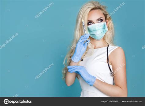 Sexy Enfermera Rubia En Gafas Sosteniendo Un Estetoscopio