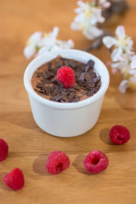 La mousse au chocolat est un dessert dont la composition traditionnelle comporte au minimum du chocolat et du blanc d'œuf, monté en neige. Mousse au chocolat und wie sie moussig wird - Backe Backe ...