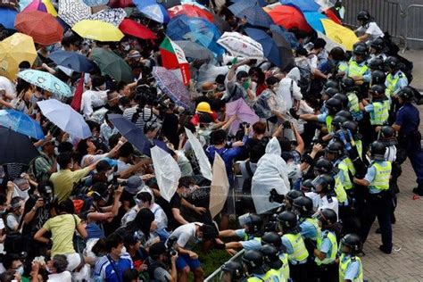 crackdown on protests by hong kong police draws more to the streets the new york times