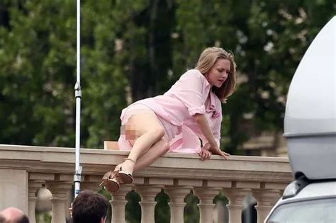 Amanda Seyfried Flashes Bare Booty In Underwear Free Wardrobe