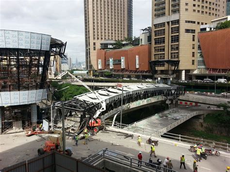 Walk around kl eco city mall | abdullah hukum lrt to mid valley kuala lumpur fans request series подробнее. KL Eco City Bridge Near Mid Valley Collapse Leaves 8 ...