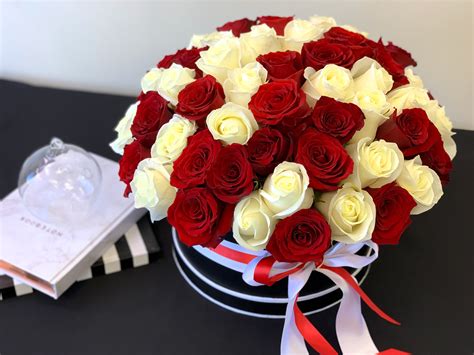 6 Dozen White And Red Roses In A Box In Miami Fl Luxury Flowers Miami