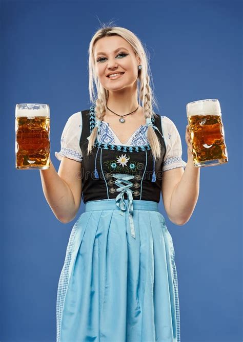 Chica Alemana Rubia Con Cerveza Foto De Archivo Imagen De Folclore