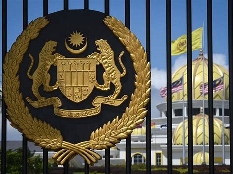 Berkenaan isu lagu mambang oleh altimet dikatakan menyindir malique ? Maksud sebenar "Kebawah Duli Yang Maha Mulia"