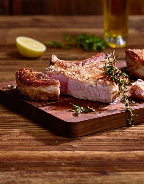 Beim braten in der pfanne ist es mir auch schon oft passiert, dass die keule innen manchmal noch nicht gar war. Kalbskotelett in der Pfanne braten | Rezept ...
