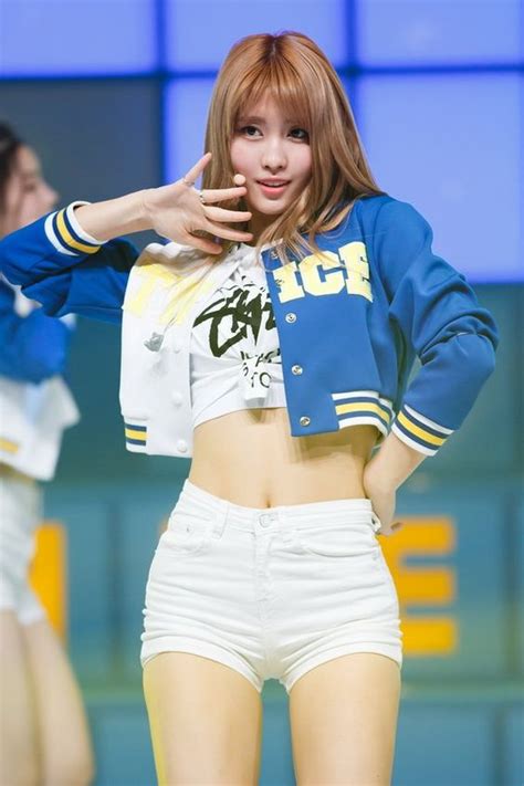 Times TWICE S Momo Showed Off Her Amazing Toned Abs In A Gorgeous Crop Top Koreaboo