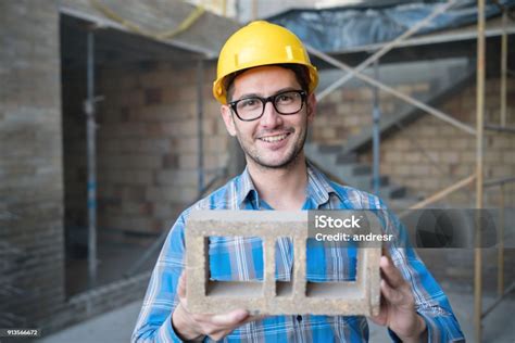 벽돌을 들고 행복 한 건설 노동자의 초상화 20 29세에 대한 스톡 사진 및 기타 이미지 20 29세 건설 산업 건설