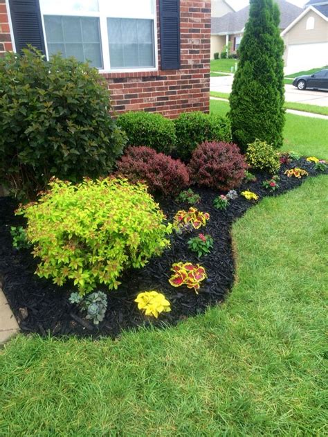 Beautiful Flowerbed Black Mulch Made A Big Difference Small Front