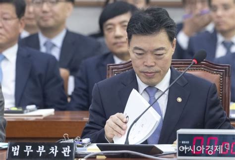 명단에 오른 후보는 10명이 넘는다고. 포토 자료 확인하는 김오수 차관 - 아시아경제
