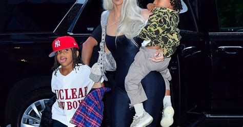 kim kardashian avec ses fils saint et psalm west arrivent à leur hôtel à new york le 21 juin