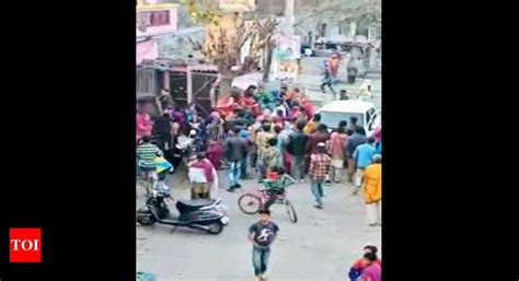 Video Of Cops Being Attacked By Kin Of Drug Peddler Goes Viral Ludhiana News Times Of India