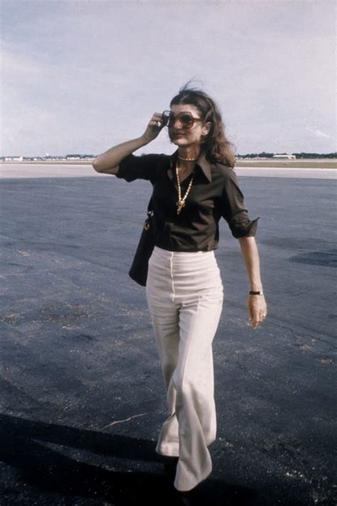 Jun 09, 2021 · interview. Jackie Kennedy en chemise et pantalon blanc évasé