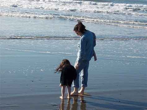 Свободна снимка плаж жена и дете на плажа майка семейството на плажа плаж Забавни море