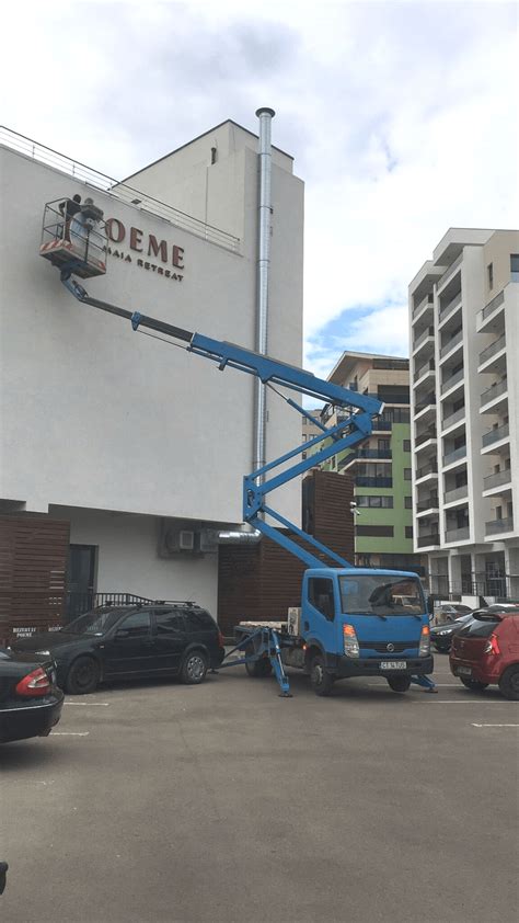 Hotel Signage Installation Project Using A Boom Lift Kran Portfolio