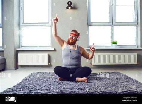 Eine Lustige Fetten Bärtigen Mann In Der Kopfhörer Funktioniert Yoga Im