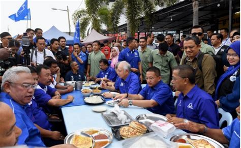 Masa penamaan calon pru14 ni, ada beberapa orang yang kalah sebelum perang. PM Turun Padang Santuni Rakyat Kuala Selangor ...