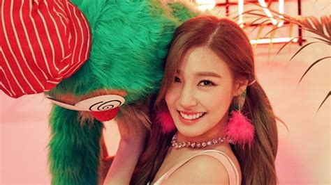 Cantiknya Tiffany Dalam Teaser Snsd Terbaru Album Holiday Night Serba Pink
