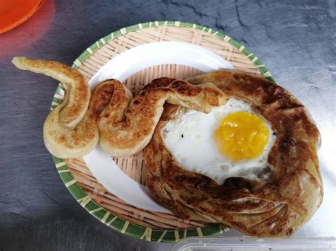 Roti canai, an indian pancake, are easy to make at home using 6 simple ingredients; Macam-macam roti canai ada! Ada roti canai ular makan ...