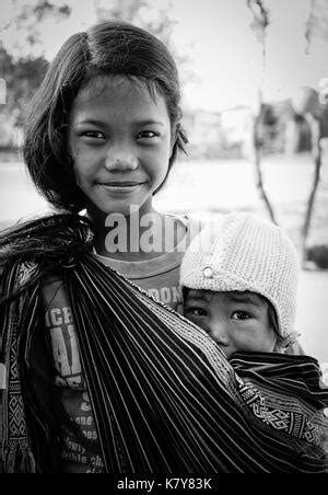 Les enfants vivant dans la pauvreté des Hmong village près de Luang Prabang Laos Asie du