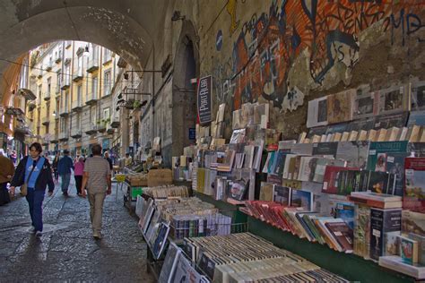Find what to do today, this weekend, or in august. Napoli: da Port'Alba il Comune caccia i libri, non i ...