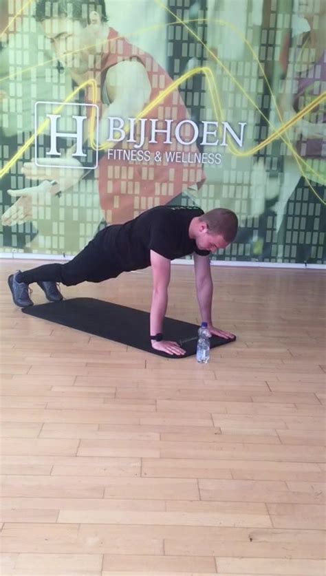 Oefening Van De Dag Plank Met Verplaatsen Van Fles Verbeter De Kracht In Je Armen En Core En