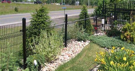Pratique et esthétique, la clôture jardin trouvera facilement sa place sur votre terrain. comment faire une cloture de jardin - Idées de décoration ...