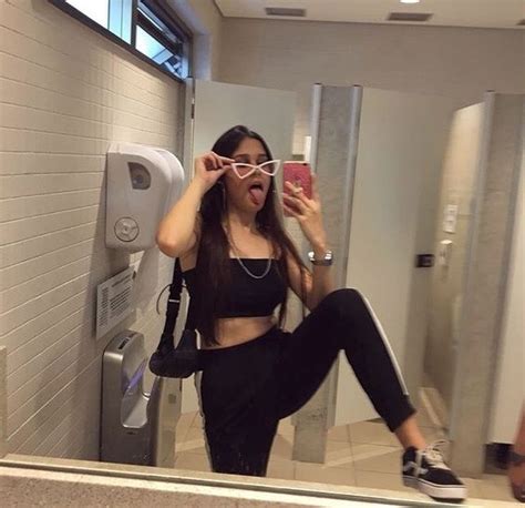 Poses para selfies en baños públicos