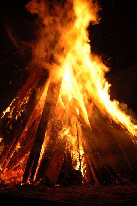 Christmas Bonfires Along The Levees Experience New Orleans Summer
