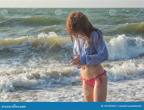Piękna Młoda Seksowna Dziewczyny Pozycja W Wodzie Na Plaży Zdjęcie