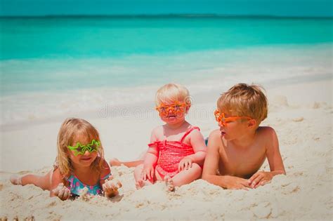 Kleine Junge Und Mädchen Spielen Mit Sand Am Strand Stockfoto Bild Von Junge Lächeln 161942518