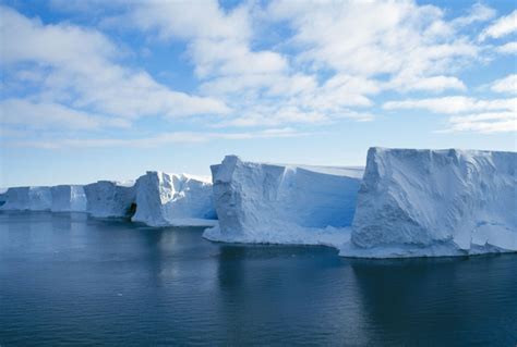 Proces Odrywania Sie Fragmentow Lodowca - Oderwała się gigantyczna góra lodowa. Ma powierzchnię trzy razy większą