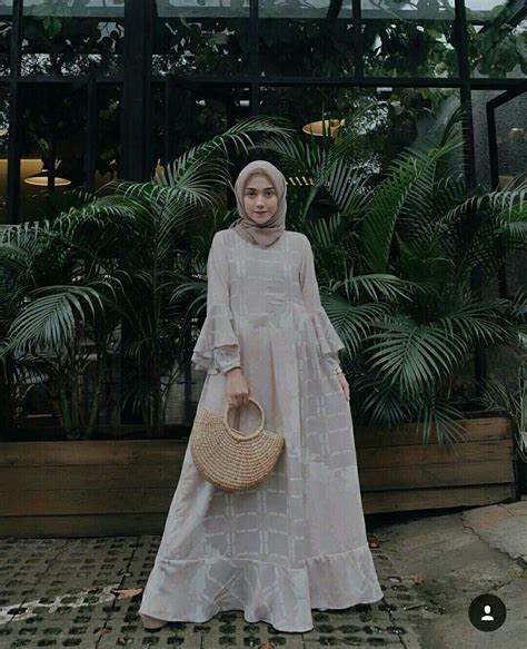 Lihat ide lainnya tentang model pakaian, pakaian pesta, model pakaian muslim. ️ 25 Ide Baju Kondangan Simple Hijab Yang Oke