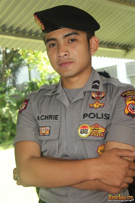 Foto Polisi Ganteng Gambar Beredar Foto Ganteng Penjahit Sunda Jago Lukis Check Spelling