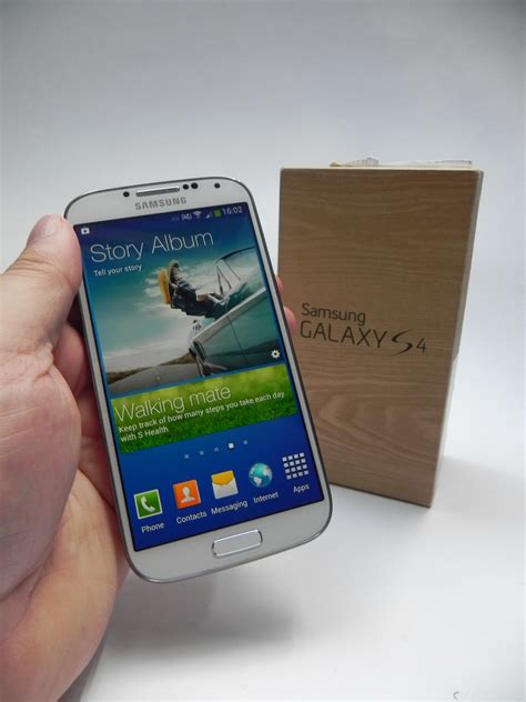 Samsung Galaxy S4 Unboxing Wooden Looking Box Compact Packaging